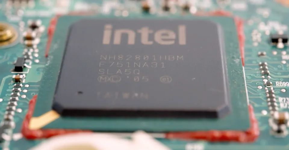 Intel Nova Lake hé lộ 52 lõi, DDR5‑8000 và 32 làn PCIe
